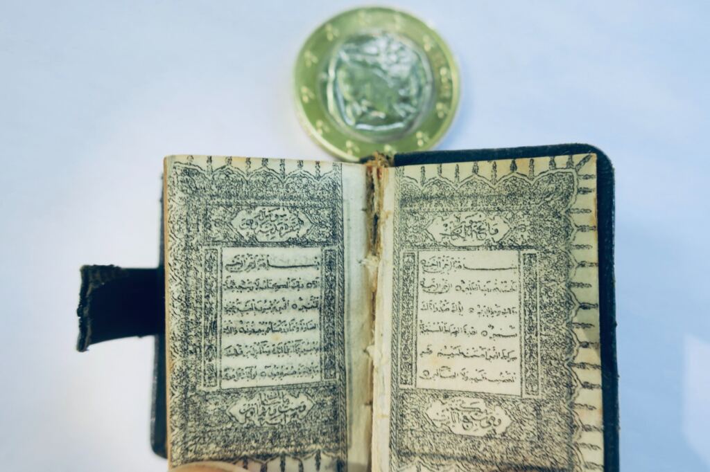 coran minuscule 38 x 25 x 14 mm. KORAN