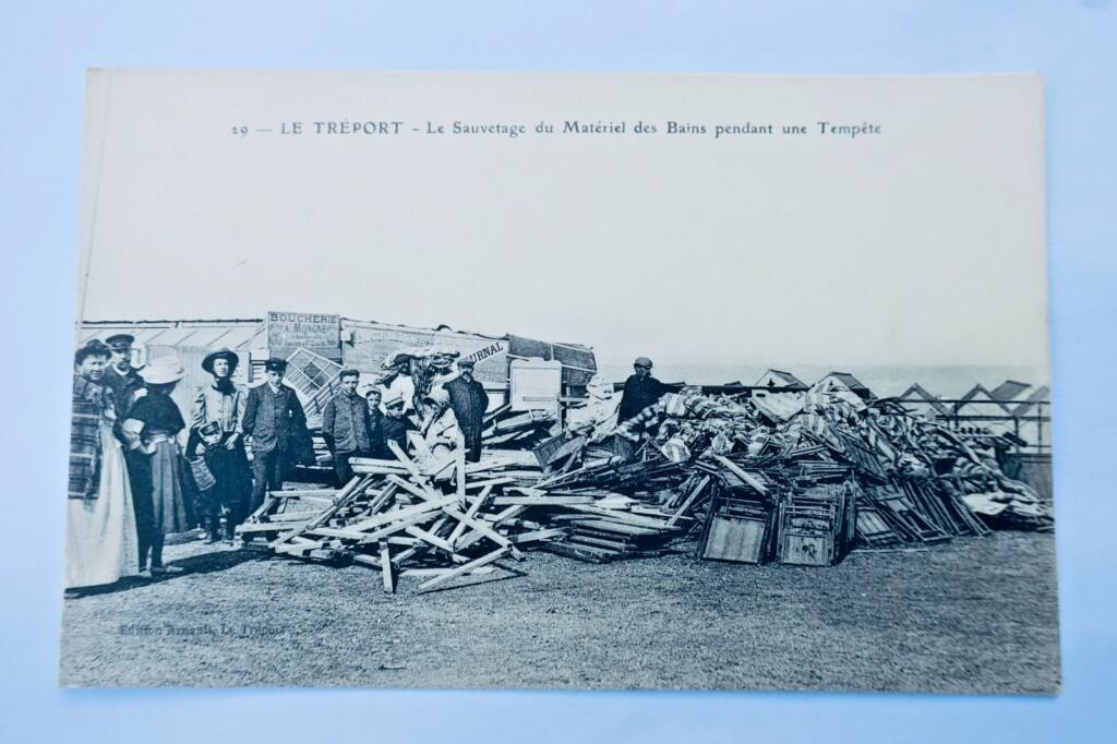 LE TREPORT 76 Sauvetage du Matériel des Bains pendant une tempête