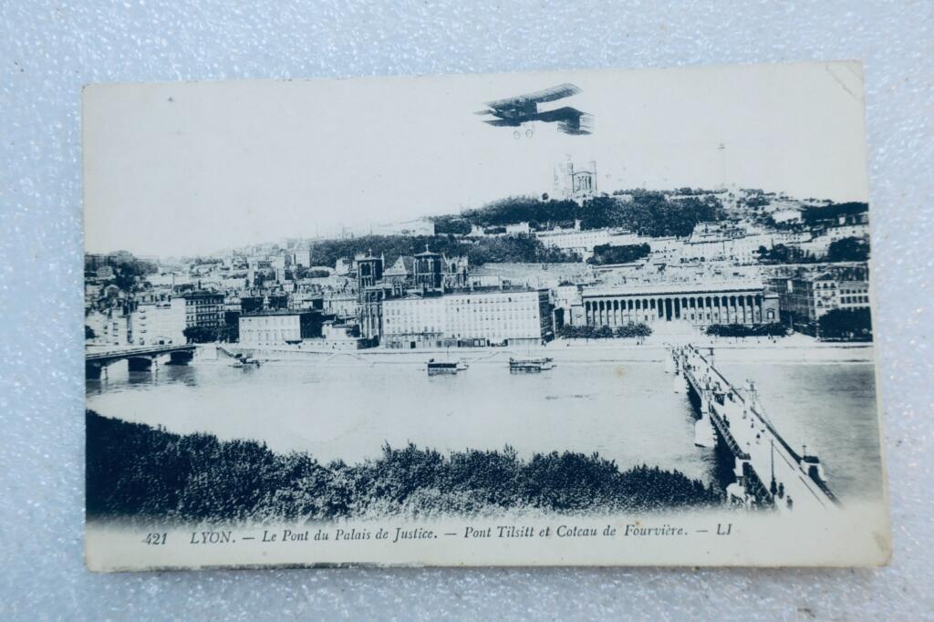 Lyon AVION pont du palais de justice