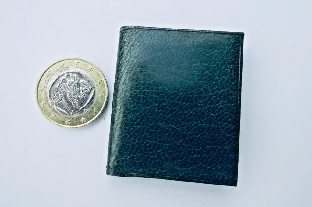 Tiny, calendar 1915, morocco binding, 40 x 46 mm.
