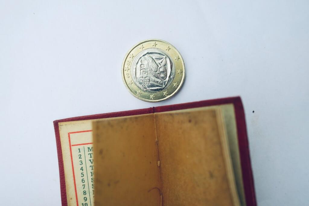 Miniaturkalenderuhr, 1904, Maroquin-Einband, 50 x 36 mm