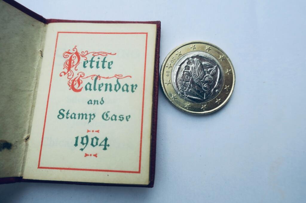 Miniaturkalenderuhr, 1904, Maroquin-Einband, 50 x 36 mm