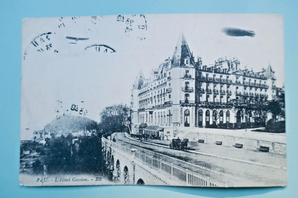 Pau l’Hôtel Gassion lenkbares Luftschiff, Droschke & Flugzeug