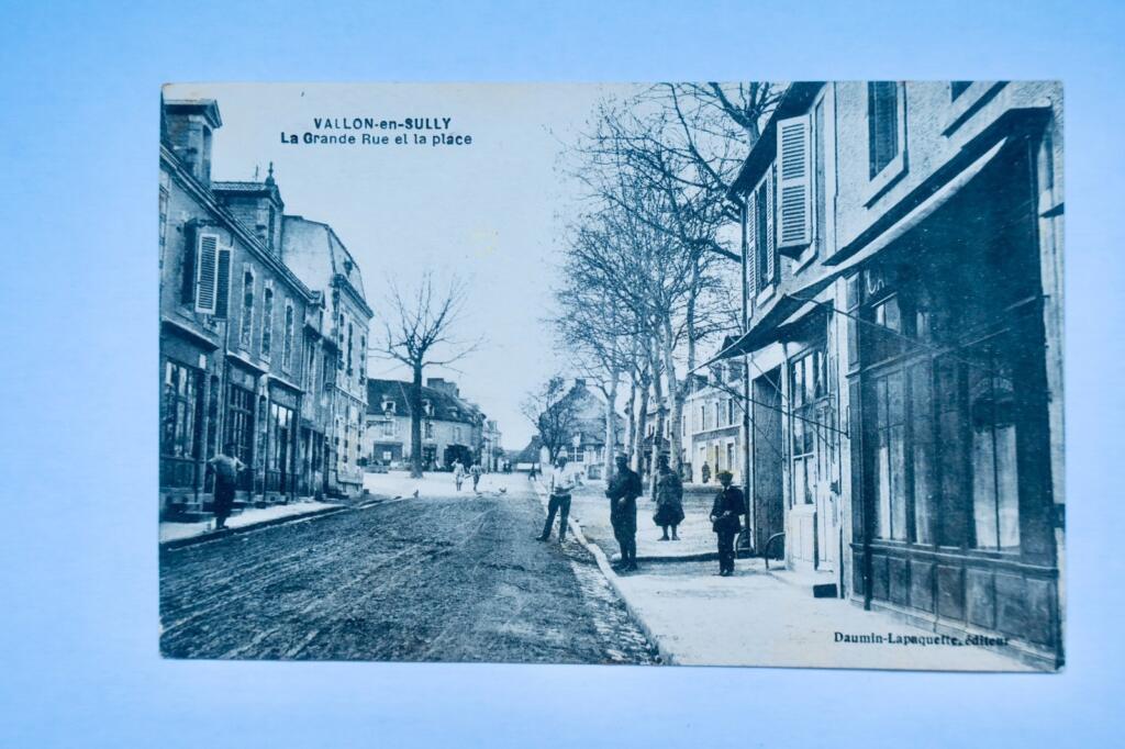 Vallon en Sully la grande rue et la place