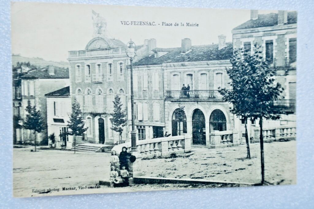 Vic Fezansac entrée de la ville et clocher place de mairie place du commerce x3