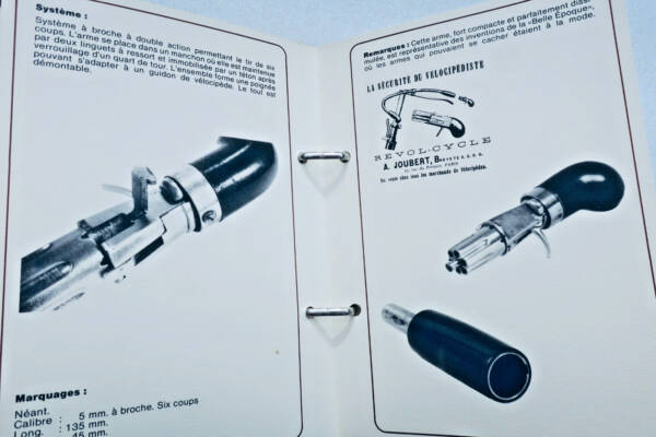 進化する武器百科事典