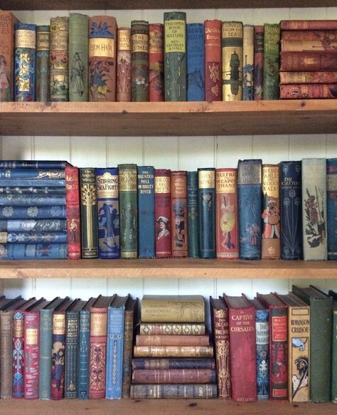 Ledergebundene antike Bücher zur Inneneinrichtung