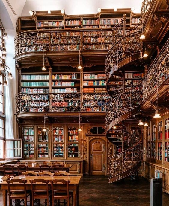 Ledergebundene antike Bücher zur Inneneinrichtung