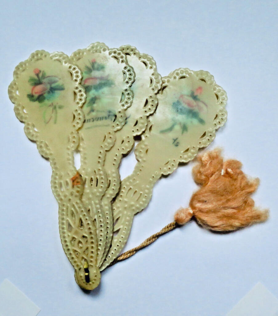 éventail rehaussé à la peinture 90 x 30 mm. Souvenir d&rsquo;un coeur ami et dévoué