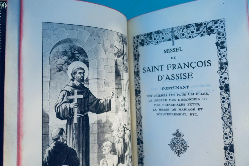 Missel de saint François d'Assise + chapelet + porte-monnaies