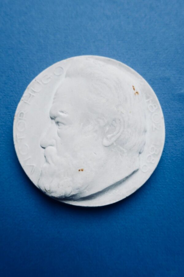 Médaille en platre Victor Hugo 90 mm.