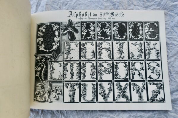 Alphabets de style Moyen-Age Renaissance d'après des documents authentiques – Image 5