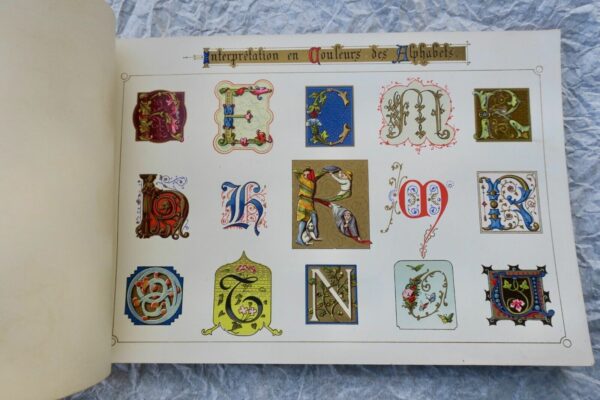 Alphabets de style Moyen-Age Renaissance d'après des documents authentiques