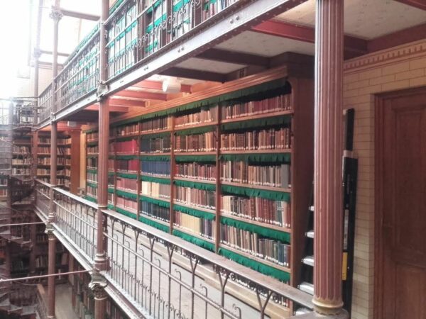 reliures livres anciens bibliothèque décoration intérieur/vitrine/cinema – Image 3