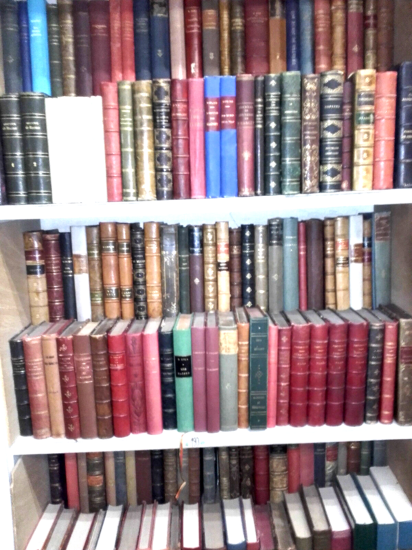 reliures livres anciens bibliothèque décoration intérieur/vitrine/cinema – Image 4